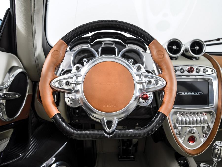 Панель приборов Pagani Huayra Roadster (42 of 100) 2018 года  (фото 20 из 37)